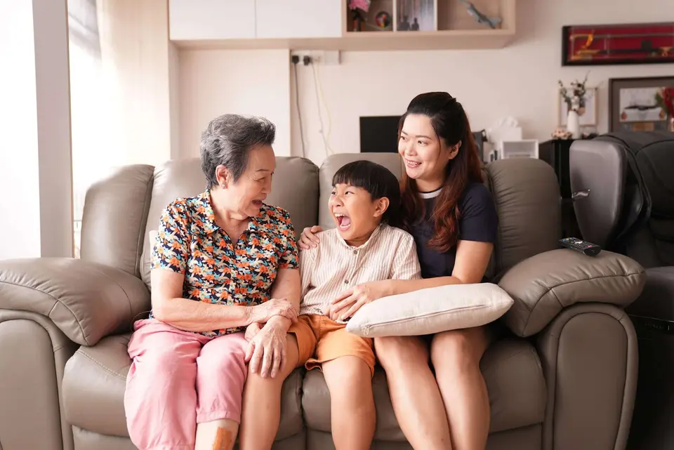与女儿和孙子在一起的老年女性